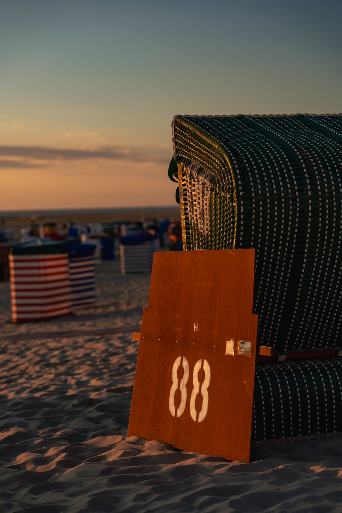 Strandkorb Nummer 88 im warmen Abendlicht am Borkumer Strand