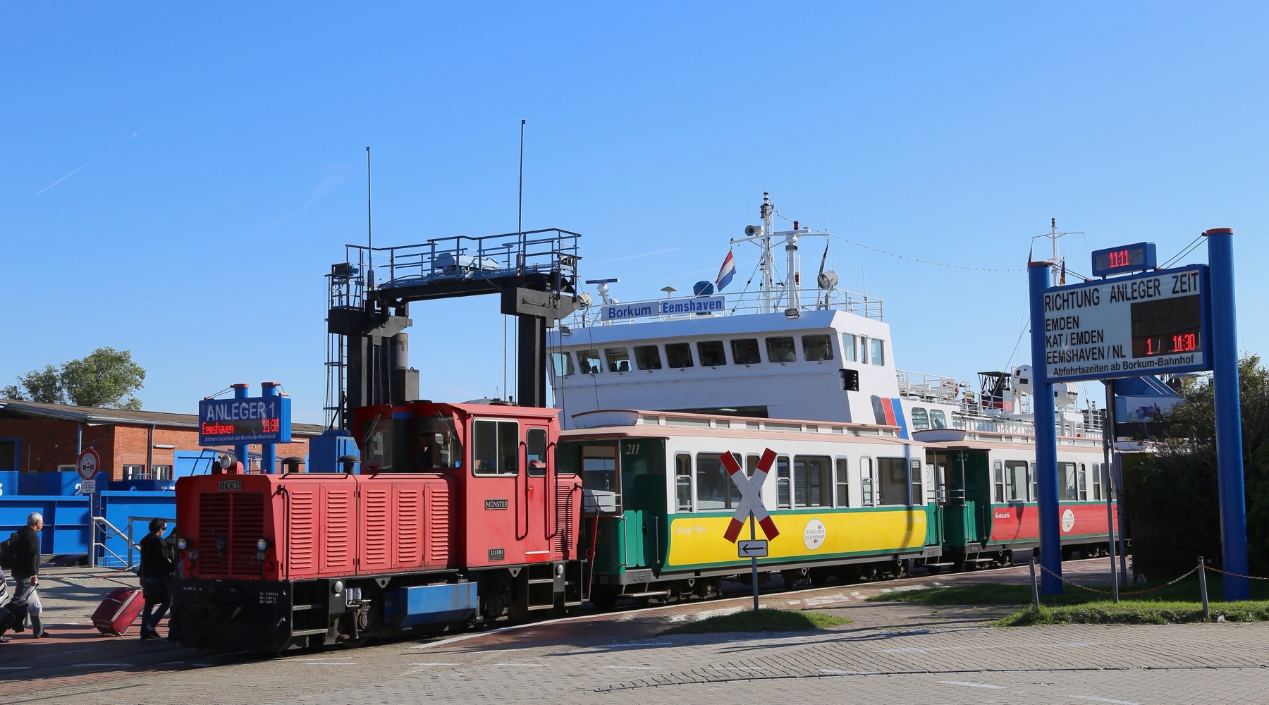 Borkumer Kleinbahn am Hafenbahnhof vor der Fähre